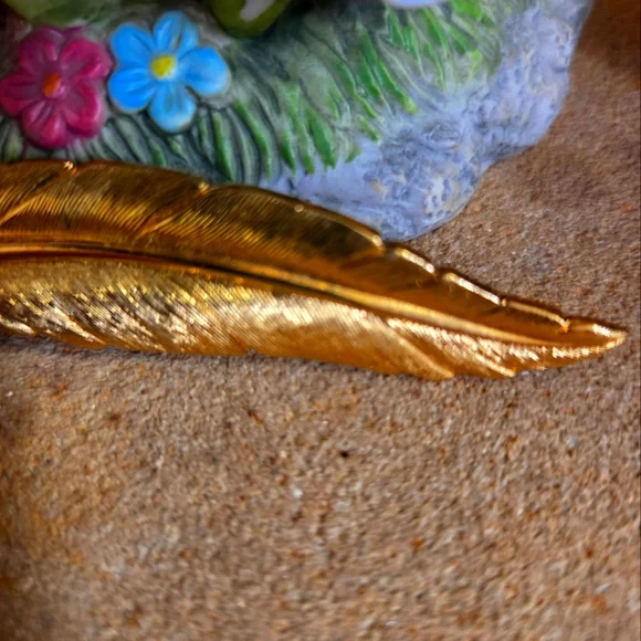 Vintage Monet Gold Feather Brooch - Picture 4 of 5
